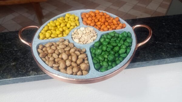 Petisqueira de Pedra Tábua Petiscos Carnes Queijos Frutas 5 divisões - Imagem 4